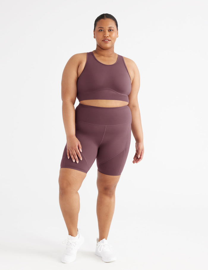 Analysa has 46.5”" hips and wears a Knix size XXL | Dahlia