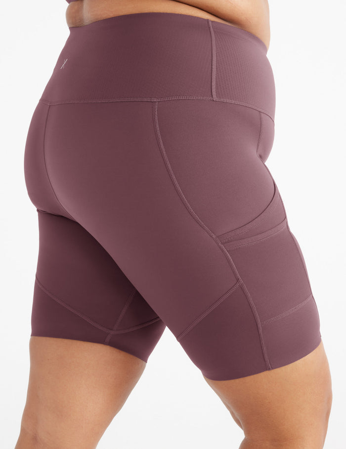 Analysa has 46.5”" hips and wears a Knix size XXL | Dahlia