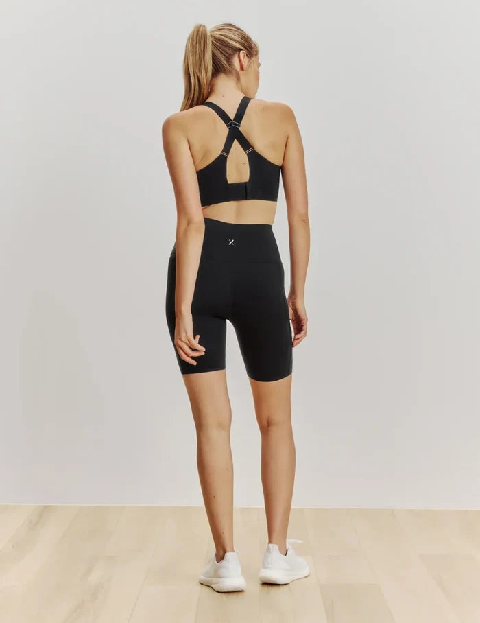Sarah has 39" hips and wears a Knix size M | Black