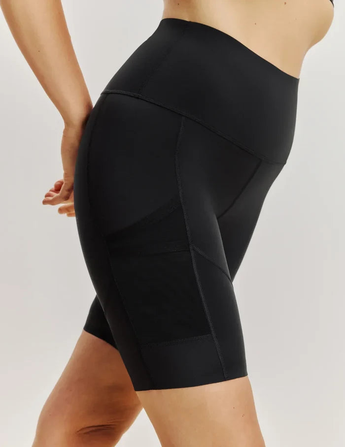 Sarah has 39" hips and wears a Knix size M | Black