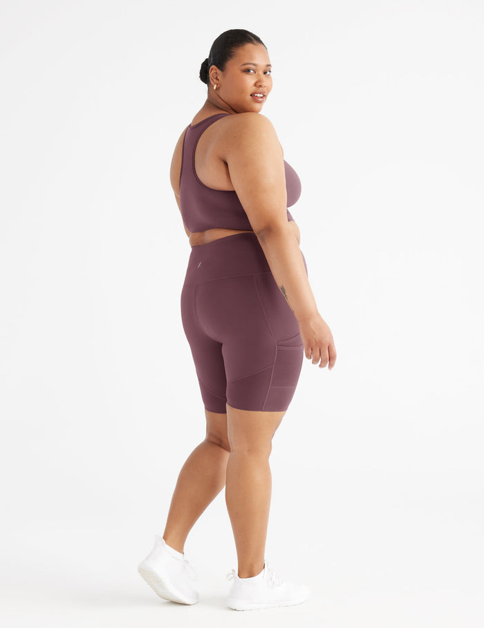 Analysa has 46.5”" hips and wears a Knix size XXL | Dahlia