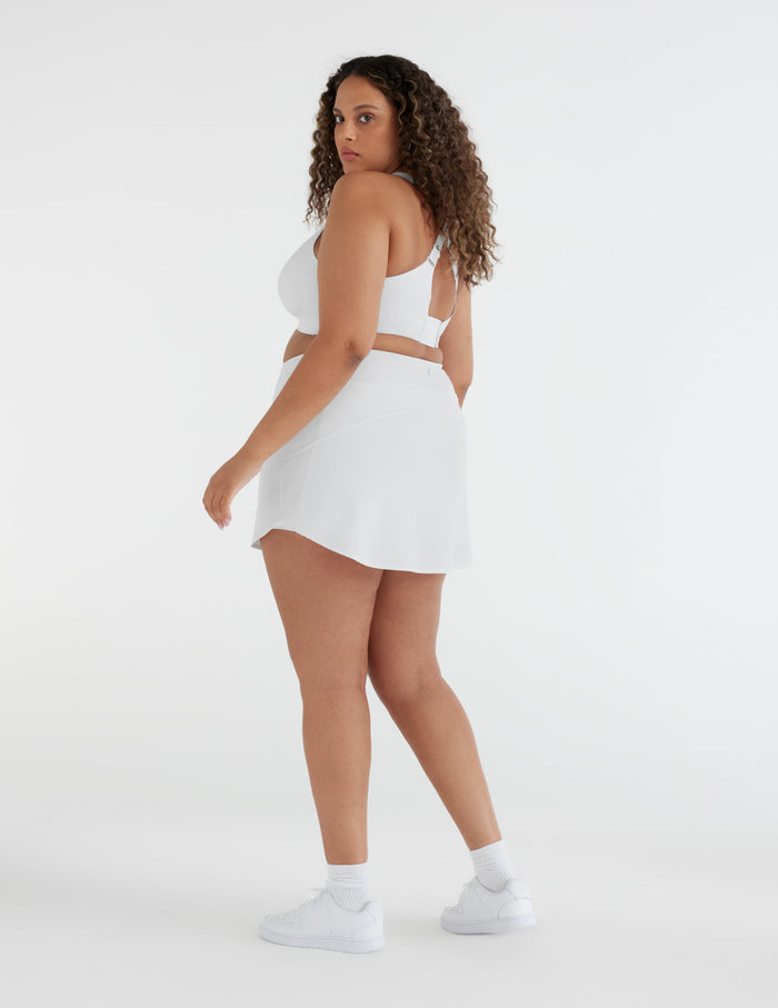 Gabi has 45" hips, 33" waist and wears a Knix size XL | White
