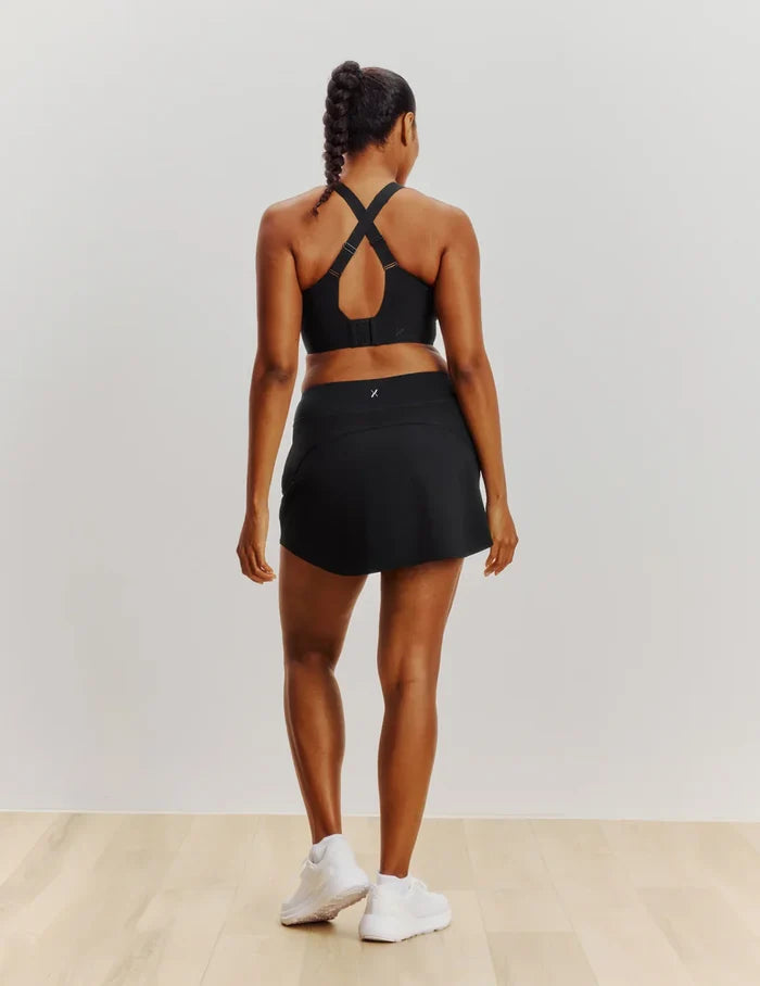 Cassaerea has 42" hips and wears a Knix size L | Black