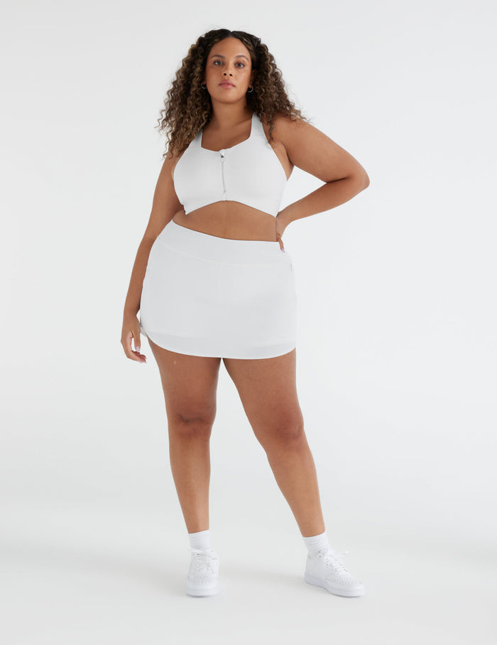 Gabi has 45" hips, 33" waist and wears a Knix size XL | White