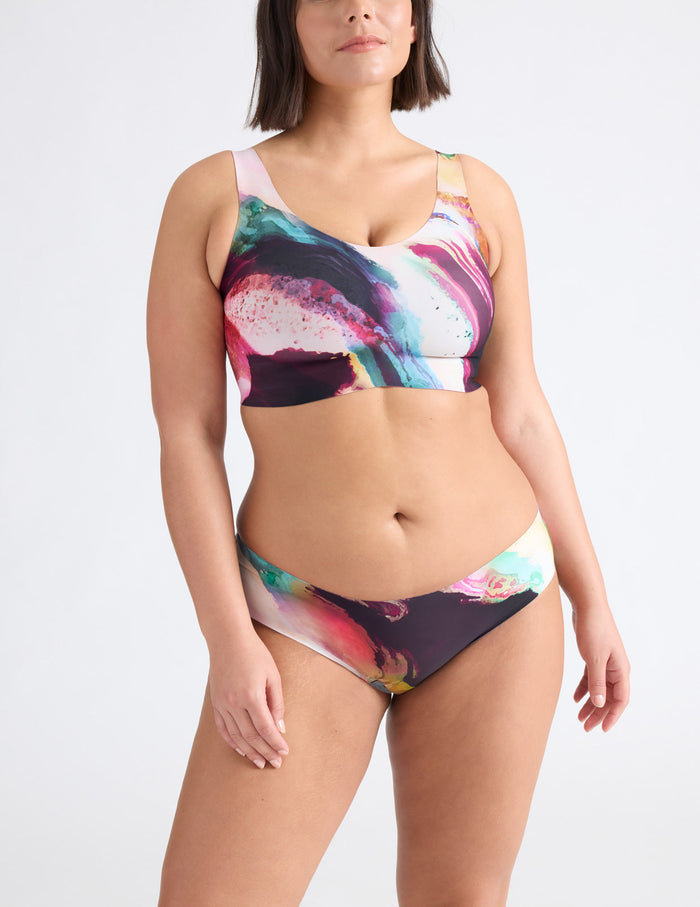 Maya has 42" hips and wears a Knix size L | Front view of model wearing the Light Leakproof No-Show Bikini highlighting the coverage and smooth fit | Flow Motion
