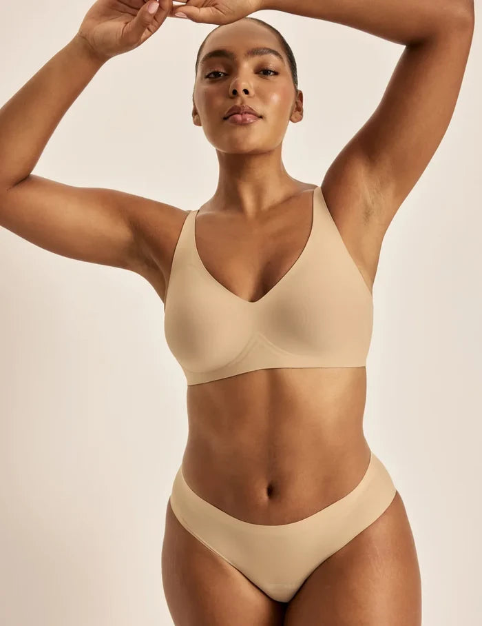 Amber has 44“ hips and wearing KNIX L | Front view of model wearing the Light Leakproof No-Show Bikini highlighting the coverage and smooth fit | Warm Sand
