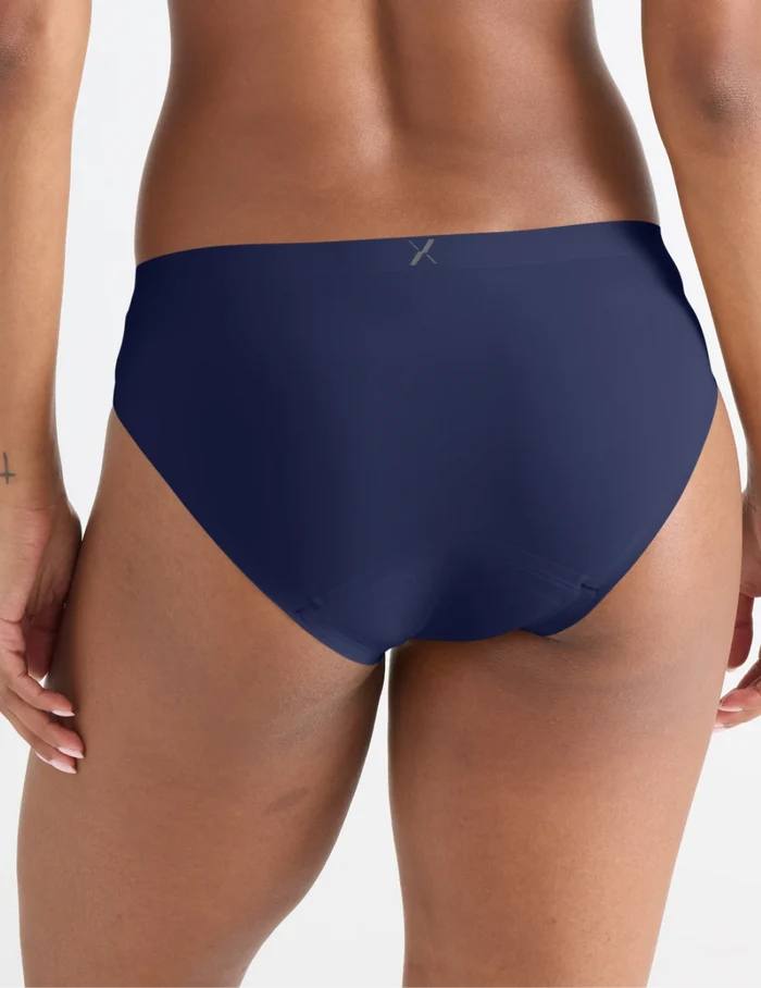 Jay has 36“ hips and wearing KNIX S | Back view of model wearing the Light Leakproof No-Show Bikini highlighting the coverage and smooth fit | Midnight