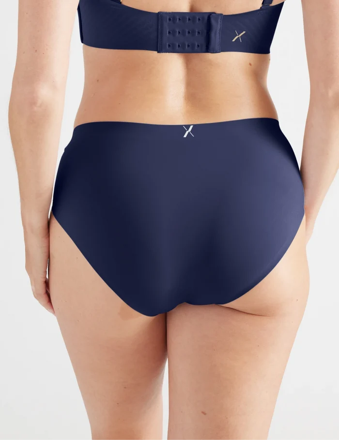 Amber has 38" hips and wearing a KNIX M | Back view of model wearing the Light Leakproof No-Show Boyshort highlighting the coverage and smooth fit | Midnight