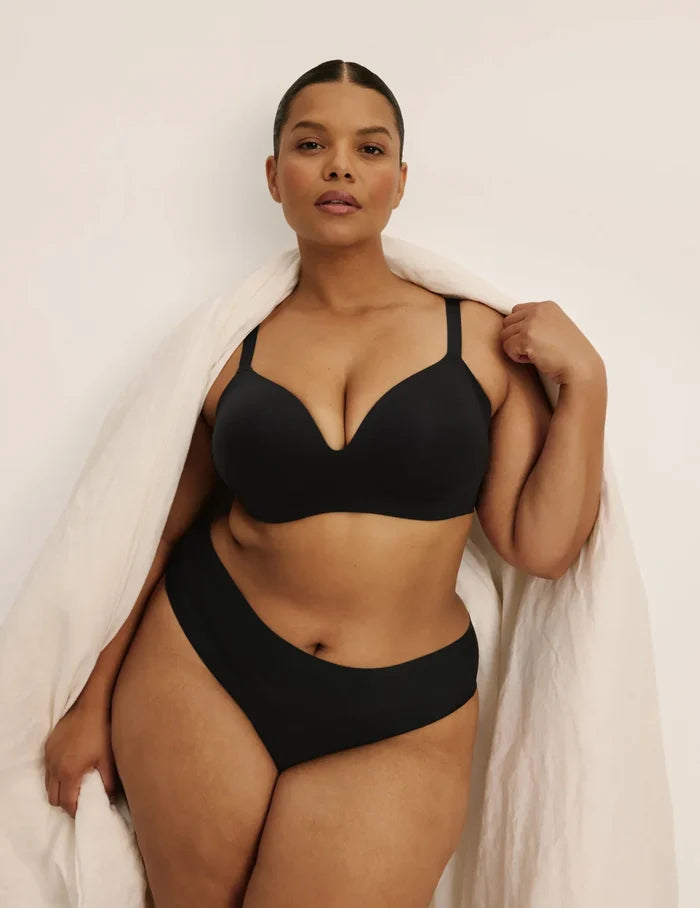 Leslie has 49” hips and wears KNIX XXL  | Black