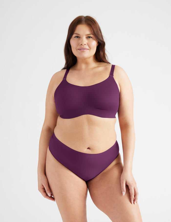 Ottavia has 44" hips and wears a Knix size L | Berry