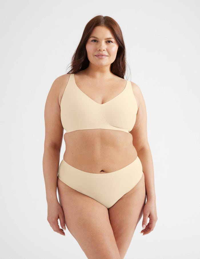 Ottavia has 44" hips and wearing KNIX L | Front view of model wearing the Light Leakproof No-Show French Cut highlighting the coverage and smooth fit | Dune