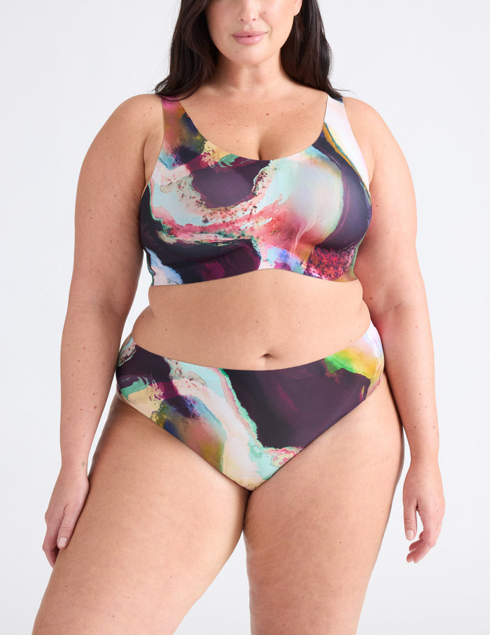 Gabrielle has 48" hips and wears a Knix size XXL  | Flow Motion