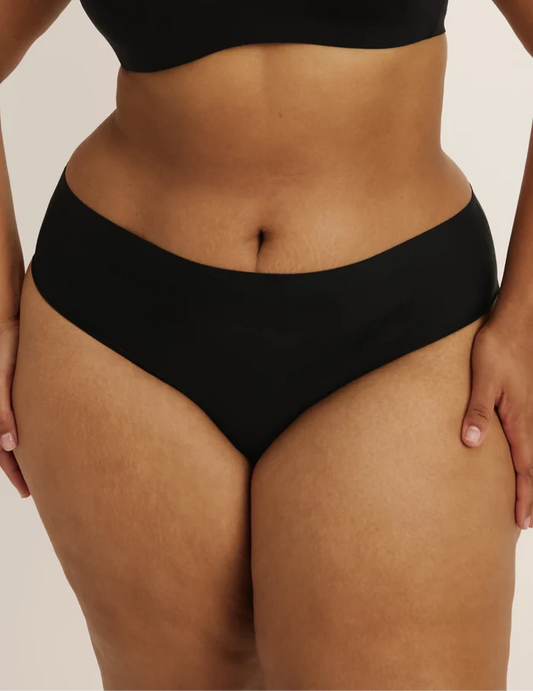 Leslie has 49” hips and wears KNIX XXL | Front view of model wearing the Light Leakproof No-Show French Cut highlighting the coverage and smooth fit | Black