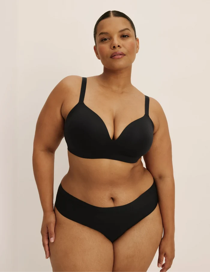 Leslie has 49” hips and wears KNIX XXL | Full-body view of model wearing the Light Leakproof No-Show French Cut highlighting the coverage and smooth fit | Black
