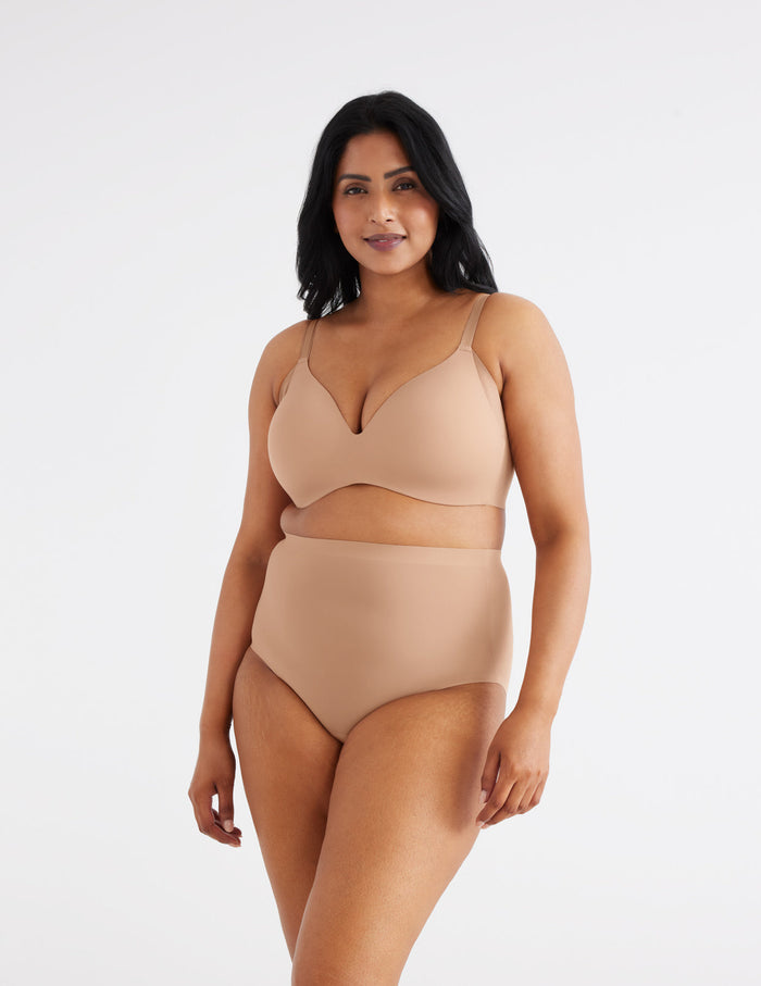 Chinthiya has 42" hips and wears a Knix size L Light Leakproof No-Show High Rise  |  Cavassa
