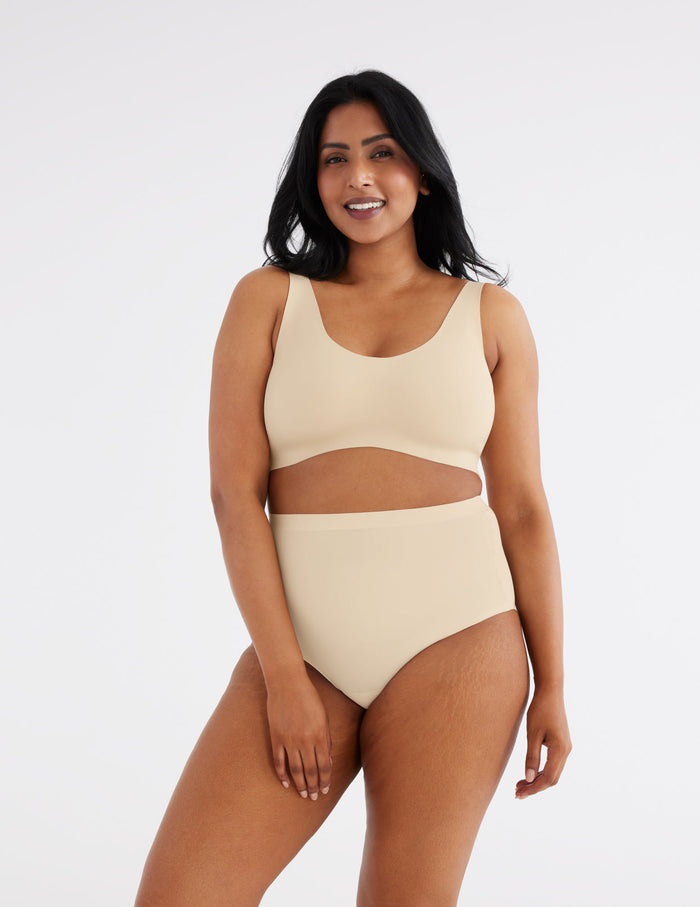 Chinthiya has 42" hips and wearing KNIX L | Front view of model wearing the Light Leakproof No-Show High Rise highlighting the coverage and smooth fit | Dune