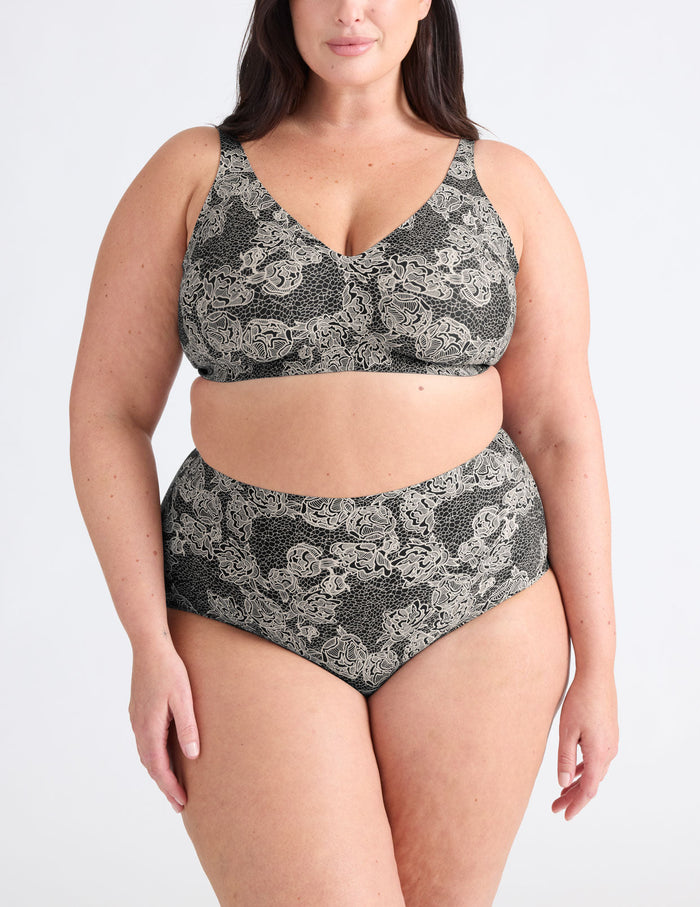 Gabrielle has 48" hips and wears a Knix size XXL  | Lace Peony