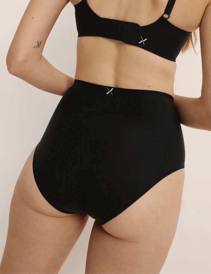 Molly has 35.5” hips, and wearing KNIX S | Back view of model wearing the Light Leakproof No-Show High Rise highlighting the coverage and smooth fit | Black