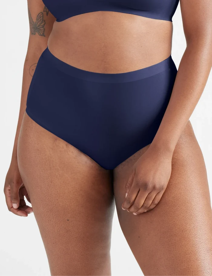 Becca has 47“ hips and wearing KNIX XL | Front view of model wearing the Light Leakproof No-Show High Rise highlighting the coverage and smooth fit | Midnight