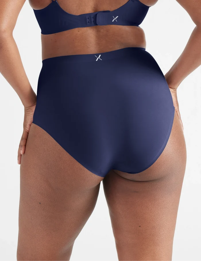 Becca has 47“ hips and wearing KNIX XL | Back view of model wearing the Light Leakproof No-Show High Rise highlighting the coverage and smooth fit | Midnight