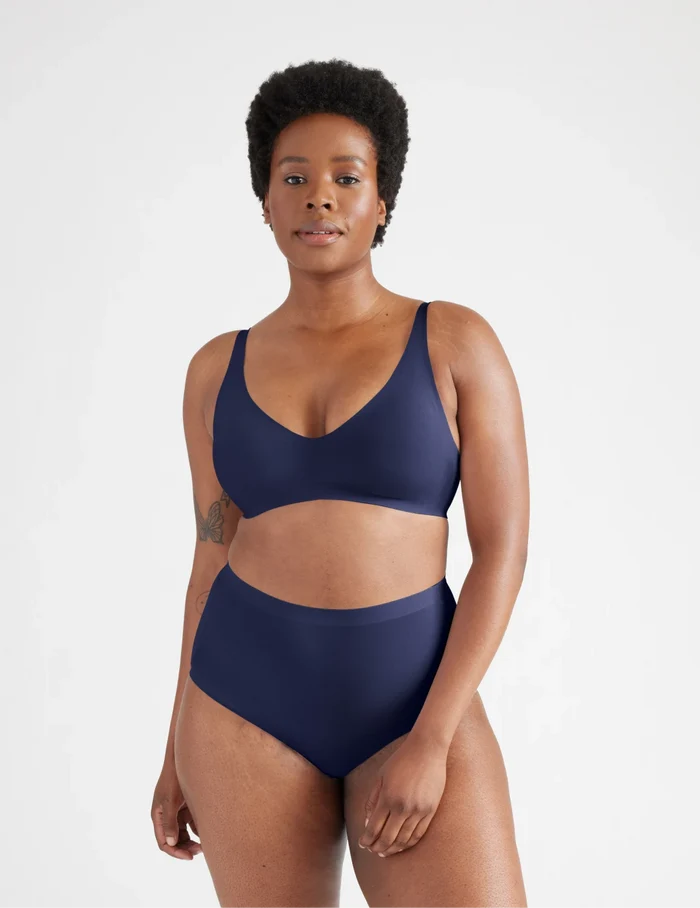 Becca has 47“ hips and wearing KNIX XL | Full-body view of model wearing the Light Leakproof No-Show High Rise highlighting the coverage and smooth fit | Midnight