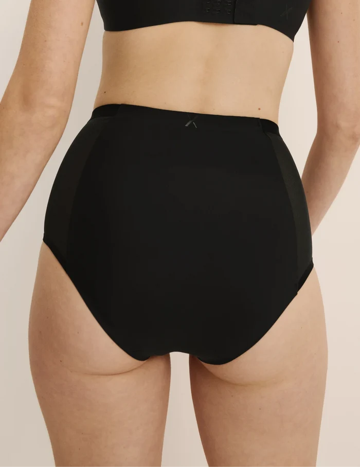 Molly has 35.5” hips, and wearing KNIX S | Black
