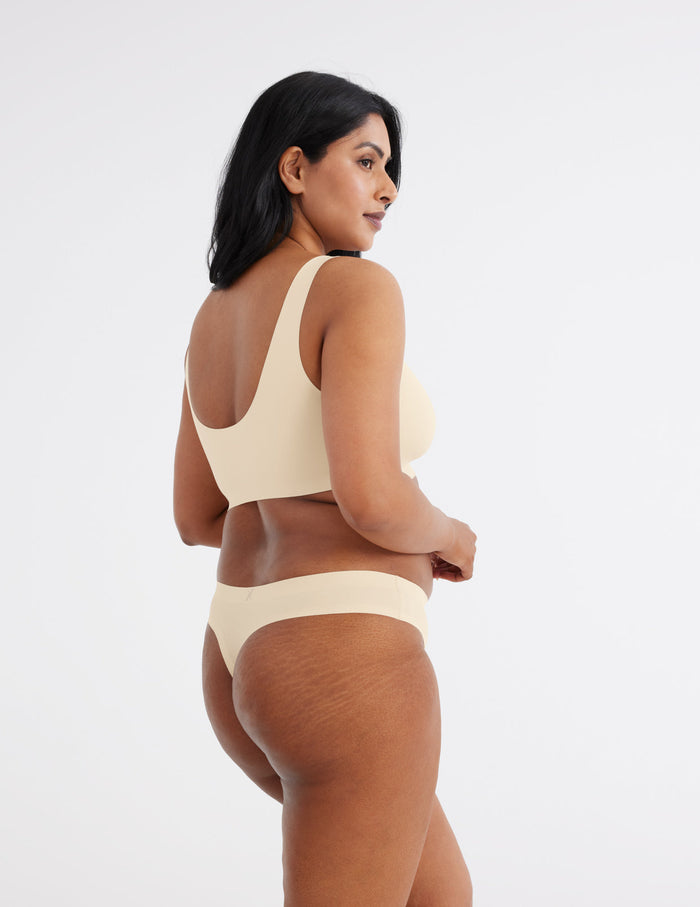 Chinthiya has 42" hips and wears a Knix size L | Dune