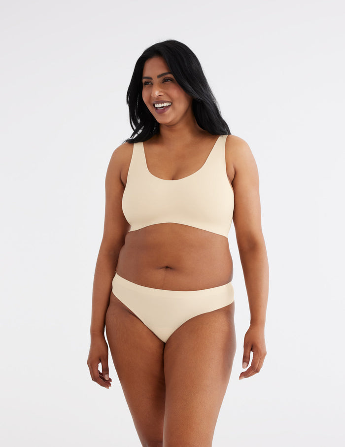 Chinthiya has 42" hips and wears a Knix size L | Dune