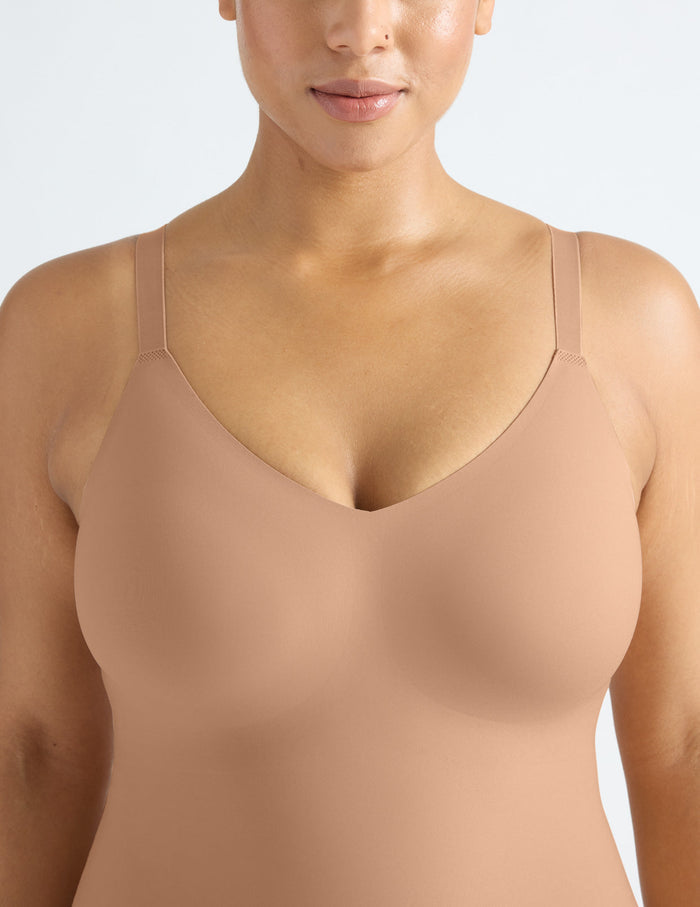 Alicia is a 36DD, has 44" hips and wears a Knix size L | Front view of model wearing the LuxeLift Bodysuit highlighting the neckline, strap design and fit | Cavassa