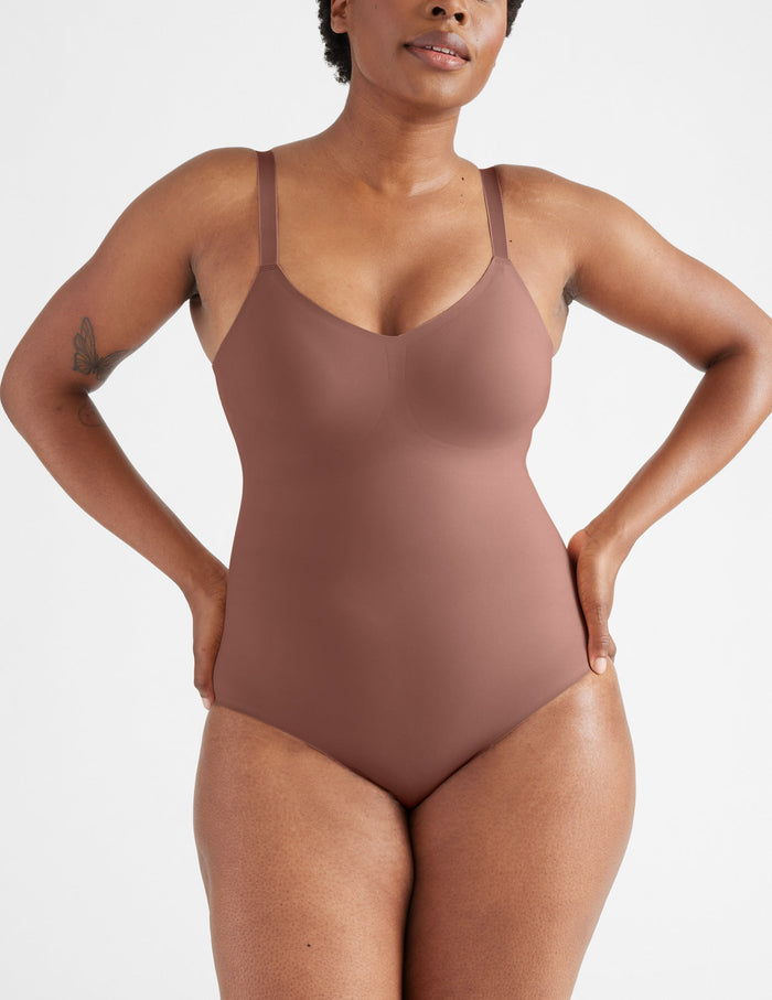 Becca is a 36C, has 47" hips and wears a Knix size XL | Sola