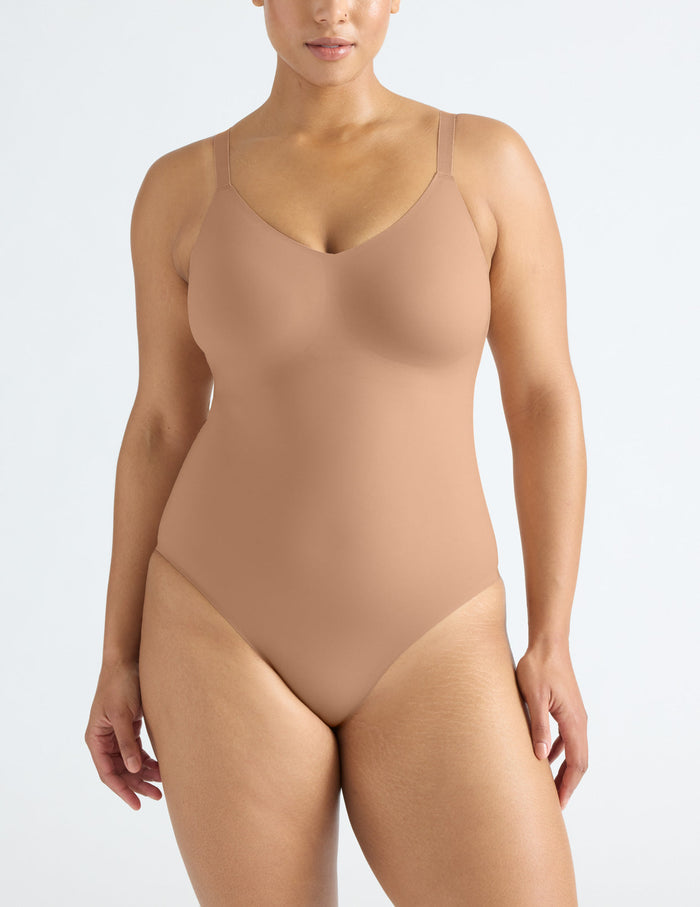 Alicia is a 36DD, has 44" hips and wears a Knix size L | Front view of model wearing the LuxeLift Bodysuit highlighting the neckline, strap design and fit | Cavassa