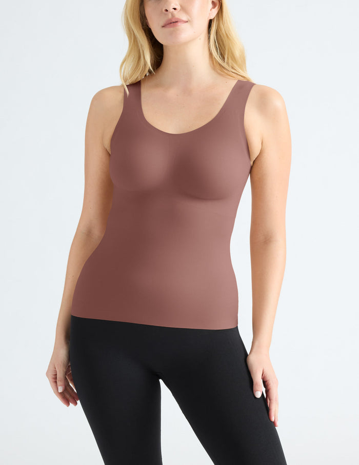 Isabelle is a 34DD, has 40" hips and wears a Knix size M | Front view of model wearing the LuxeLift Scoop Neck Tank, highlighting the neckline, strap design, and silhouette | Sola