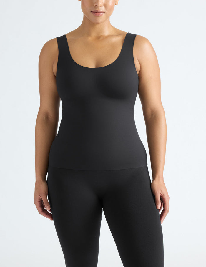 Alicia is a 36DD, has 44" hips and wears a Knix size L+ | Front view of model wearing the LuxeLift Scoop Neck Tank, highlighting the neckline, strap design, and silhouette | Black