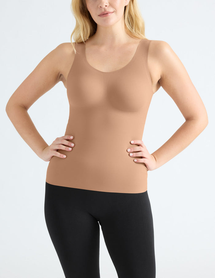 Isabelle is a 34DD, has 40" hips and wears a Knix size M | Front view of model wearing the LuxeLift Scoop Neck Tank, highlighting the neckline, strap design, and silhouette | Cavassa