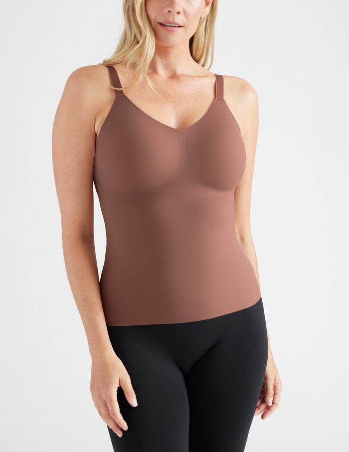Amber is a 34DD, has 38" hips and wears a Knix size M | Front view of model wearing the LuxeLift V-Neck Tank, highlighting the neckline, strap design, and silhouette | Sola