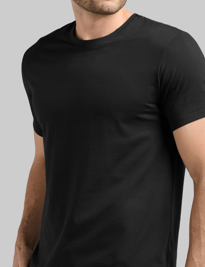 | Front view of model wearing the Men's CoolShift™ Tee highlighting the coverage and fit | Black