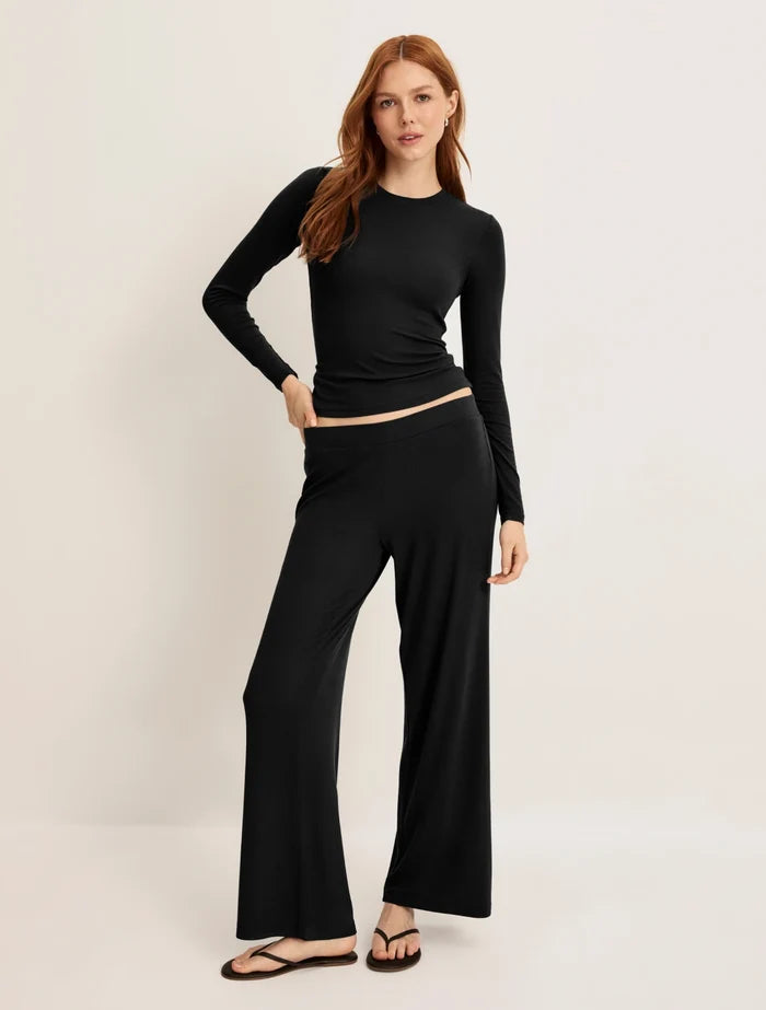 Molly has 36“ hips wearing KNIX S | Front view of model wearing the Modal Rib Pant highlighting the coverage and fit | Black