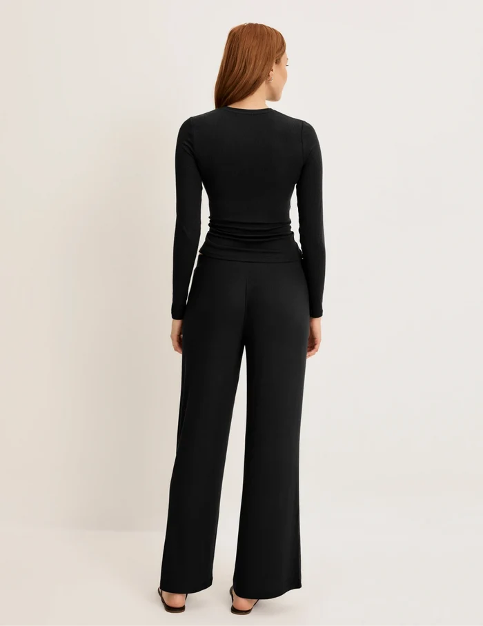 Molly has 36“ hips wearing KNIX S | Front view of model wearing the Modal Rib Pant highlighting the coverage and fit | Black