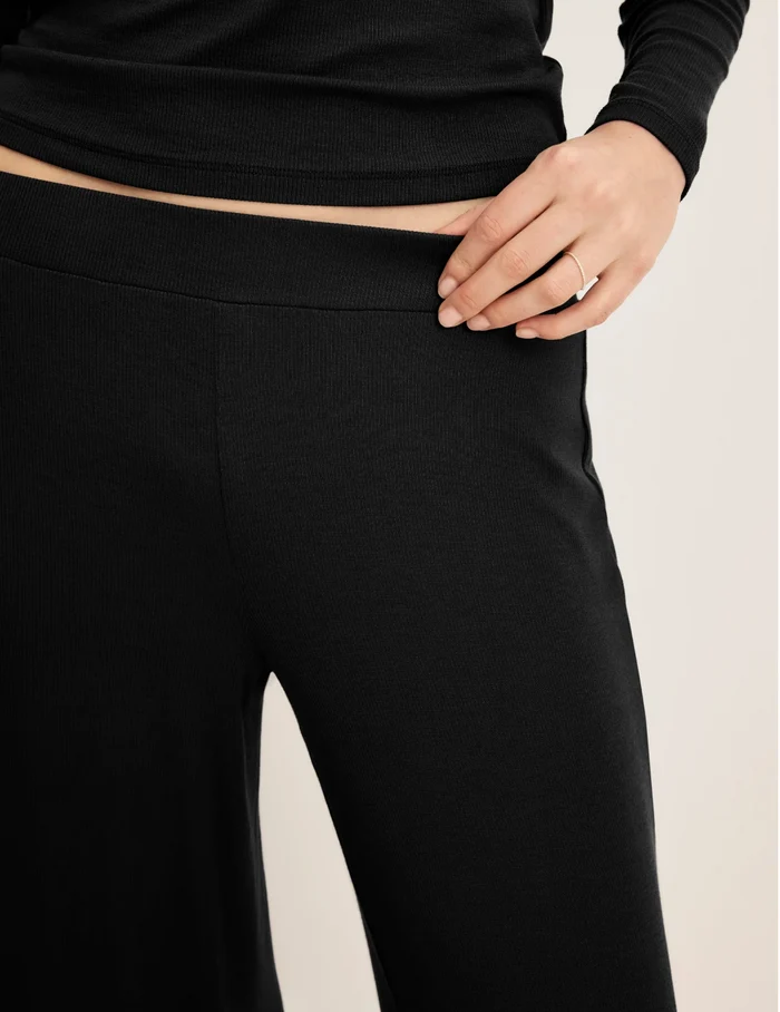 Molly has 36“ hips wearing KNIX S | Front view of model wearing the Modal Rib Pant highlighting the coverage and fit | Black