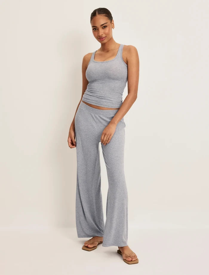 Ashley has 39“ hips wearing KNIX S | Front view of model wearing the Modal Rib Pant highlighting the coverage and fit | Heathered Grey