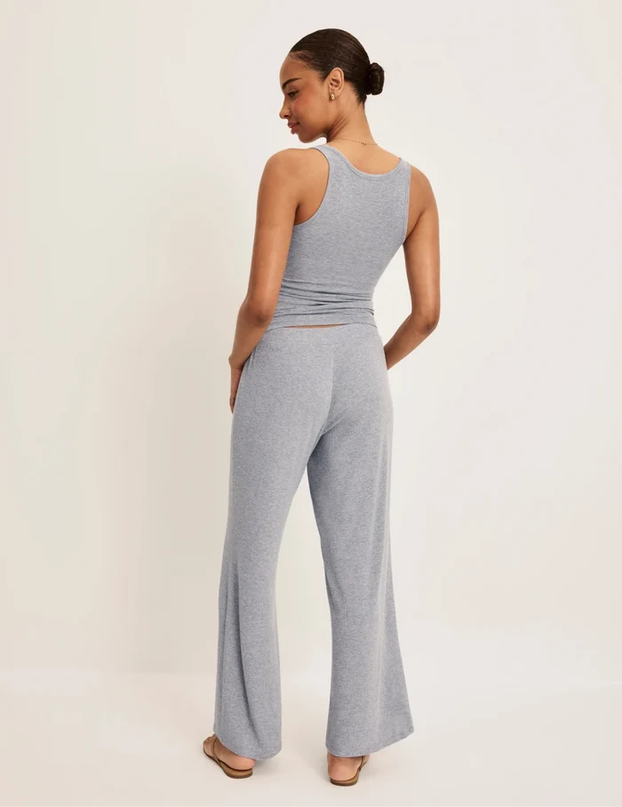 Ashley has 39“ hips wearing KNIX S | Back view of model wearing the Modal Rib Pant highlighting the coverage and fit | Heathered Grey
