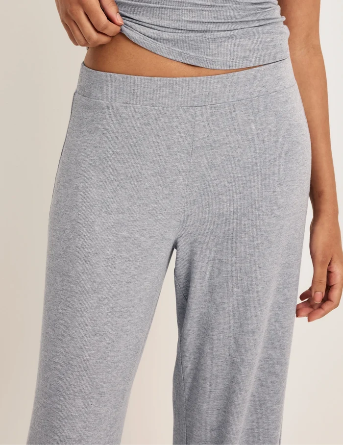 Ashley has 39“ hips wearing KNIX S | Front view of model wearing the Modal Rib Pant highlighting the coverage and fit | Heathered Grey
