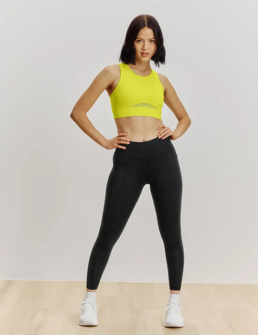 Sydney has 39" hips and wears a Knix size M    | Front view of model highlighting the coverage and fit | Black