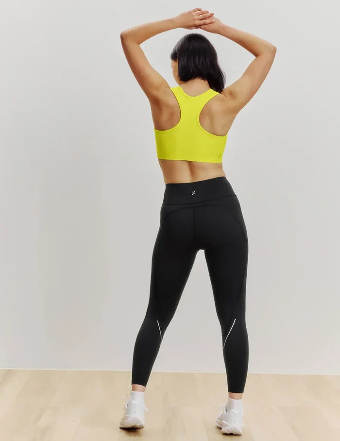 Sydney has 39" hips and wears a Knix size M  | Black