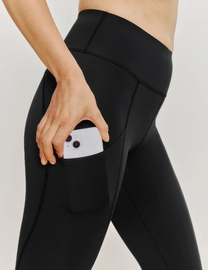 Sydney has 39" hips and wears a Knix size M   | Black