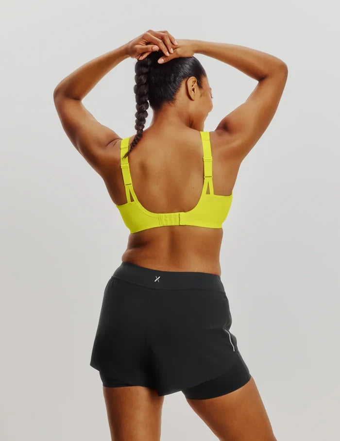 Cassaerea has 42" hips and wears a Knix size L | Black