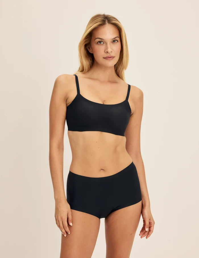 Isabelle is a 32C and wearing KNIX S  | Full-body view of model wearing the Revolution Scoop Bra, highlighting the neckline, strap design, and smooth silhouette | Black