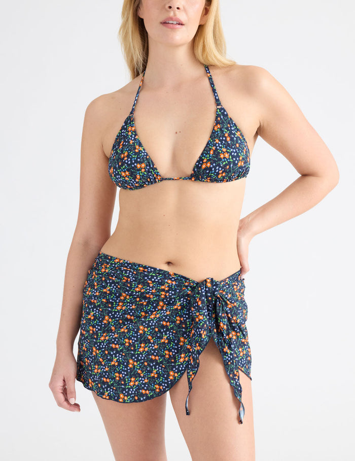 Isabelle has 40" hips and wears a Knix size M | Front view of model wearing the Sarong highlighting the coverage and fit  | Sea Lily