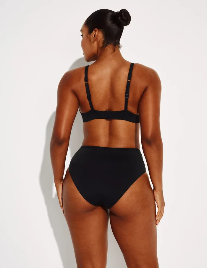 Amber has 44” hips and wears a Knix size L | Back view of model wearing the Sculpt Ruched Bikini Swim Bottom highlighting the coverage and fit | Black