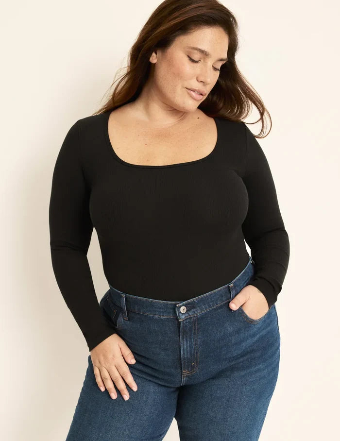 Clementine is a 40G, has 51" hips, is 5'9.5" tall and wearing KNIX XXL | Front view of model wearing the SculptRib™ Cotton Bodysuit highlighting the neckline, fabric and hugging fit | Black